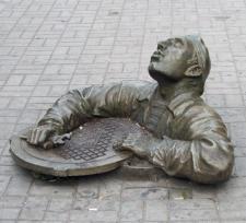 Бердянск, «Памятник слесарю-сантехнику дяде Васе»