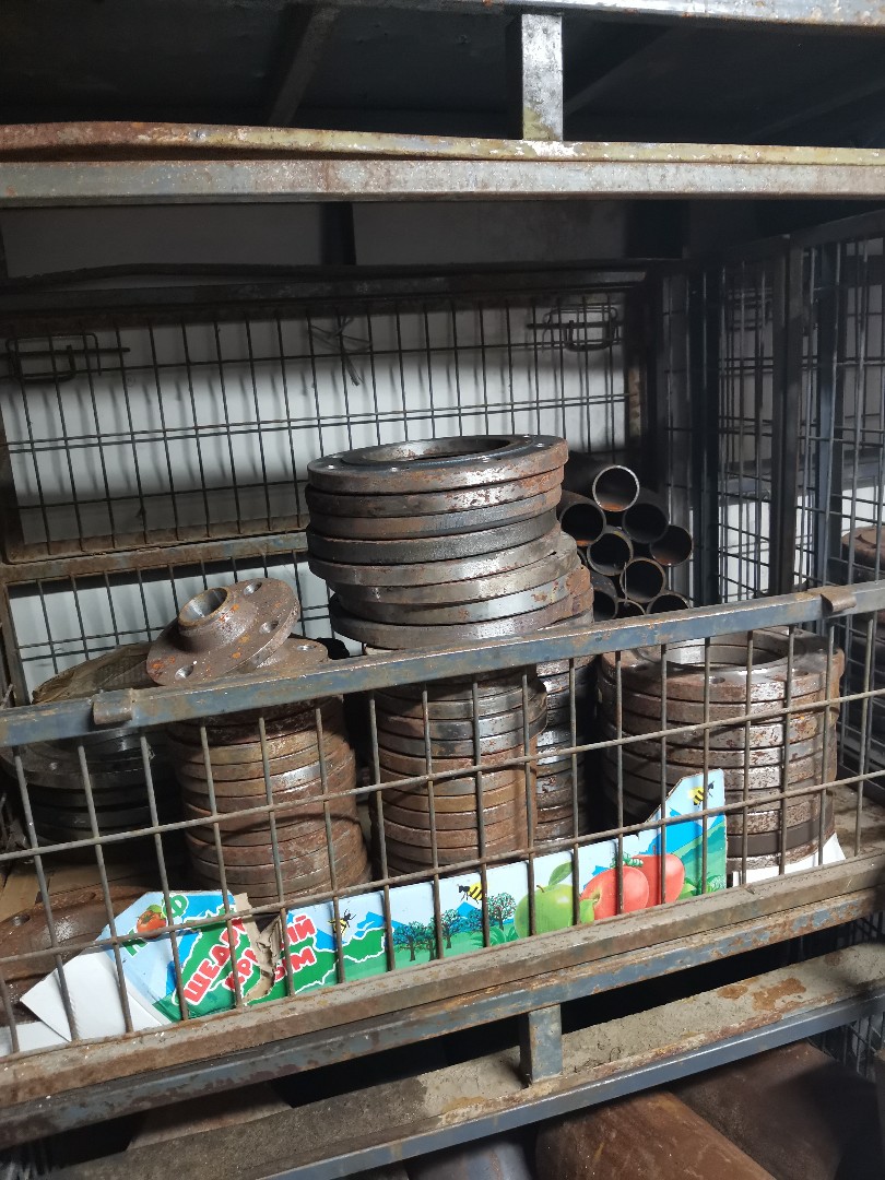 Продам тройники, отводы, фланцы ст 20 и нж