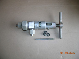 Клапан 13нж24ст (вентиль К23134) Ду10, Ру400 запорный угловой ниппельный («ПЗТА», г. Пенза).