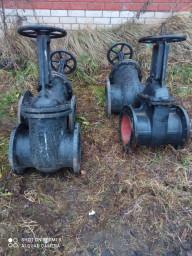 Продаю Задвижки Чугунные Ручные Ду250Ру10-4шт