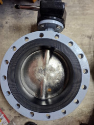 продаем фланцевый стальной дисковый затвор EPDM Ду350 Ру16 с редуктором за 20т.р.