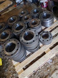 Фланцы стальные плоские, форотниковые.