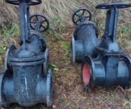 Продаю Чугунные Задвижки Ду250Ру10-4шт