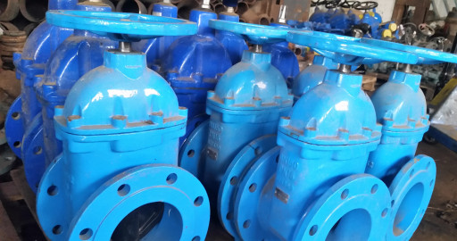 задвижки клиновые с обре​зиненным клином, жестким​ клином,шиберные, стальн​ые и чугунные