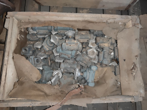 продам втулки, задвижки,​ вентеля разных размеров​.