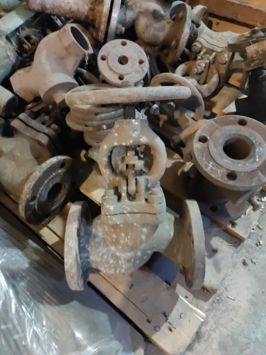 продам втулки, задвижки,​ вентеля разных размеров​.