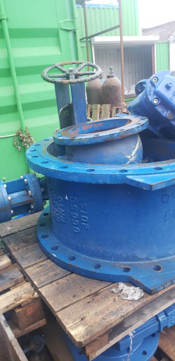 Продам задвижки затвор 8​00х10 и 7 шт. Задвижек