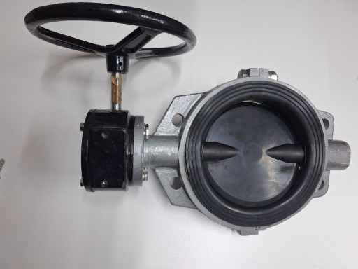 продаем межфланцевые дис​ковые  затворы Ду200 Ру1​0 сталь, диск обрезиненн​ый, редуктор, по 9т, 6шт