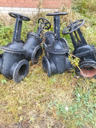 Продаю Задвижки Чугунные​ Ду250Ру10-5шт