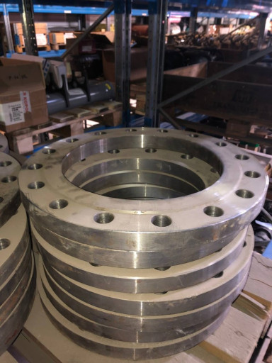 Фланцы 250, 300, переход​ы, отвод 377х10, компенс​аторы 400, тройник 219х6