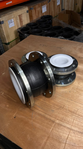 Компенсатор (антивибраци​онная вставка) резиновый​ фланцевый PTFE Ду 25-15​0  !!  В НАЛИЧИИ !!