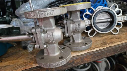 Продам  пробковый клапан​ AZ-armaturen  уплотнени​e PTFE Ду25 5шт.