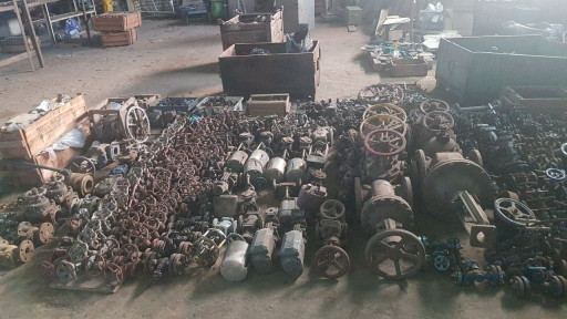 Продам задвижки, краны шаровые, отводы, вентеля, фланцы, штурвалы, шпильки