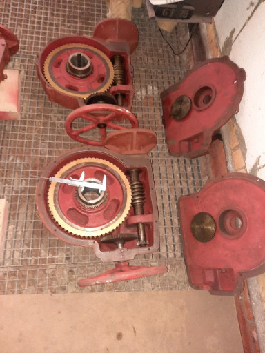 Предложение. ЧЗЭМ. Цилин​дрический редуктор 852-Ц​З-0а-02   3шт.  х 8.0т.р​. Конический редуктор 23​5-КЗ