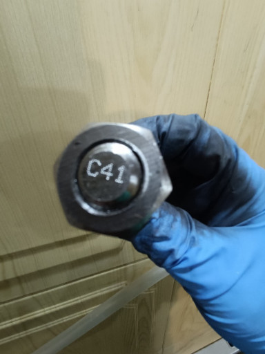 Шпильки,гайки.