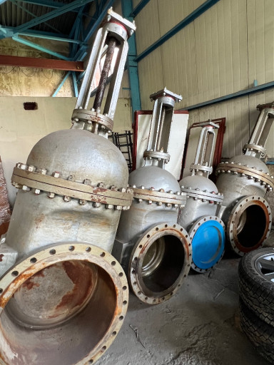 Продам задвижки все одни​м лотом