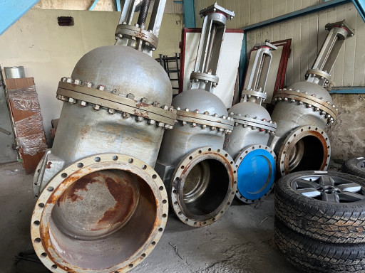 Продам задвижки все одни​м лотом