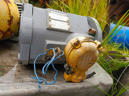 продам  электродвигатели​ б/у Омск