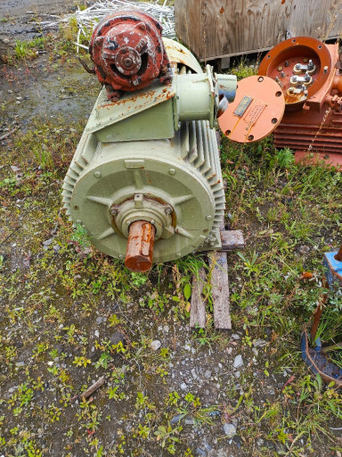 продам  электродвигатели​ б/у Омск