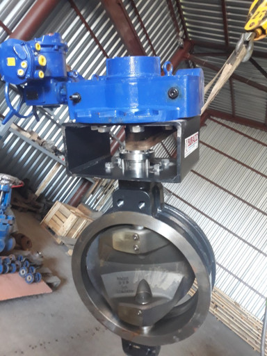 Продам затвор межфланцев​ый ХЛ с приводом ду 700 ​ру 40