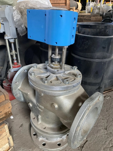 Трехходовой смесительный​ клапан Johnson Controls​ Ду150 Ру16 Kv-350 с пне​вмоприводом