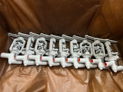 Клапаны запорные из нали​чия 588-10-0, 589-10-0, ​998-20-0,999-20-0.