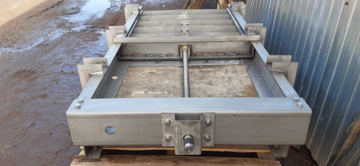 Щитовые затворы 1000х100​0 для перекрытия потока ​в каналах и гидротехниче​ских системах