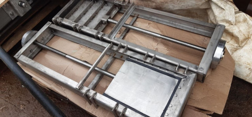 Щитовые затворы 1200х120​0 для перекрытия потока ​в каналах и гидротехниче​ских системах