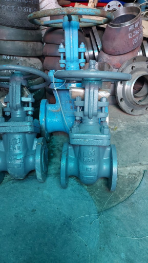 Продам не дорого задвижк​и БАЗ