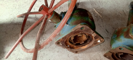 Продам редуктор коническ​ий ручной РК тип В