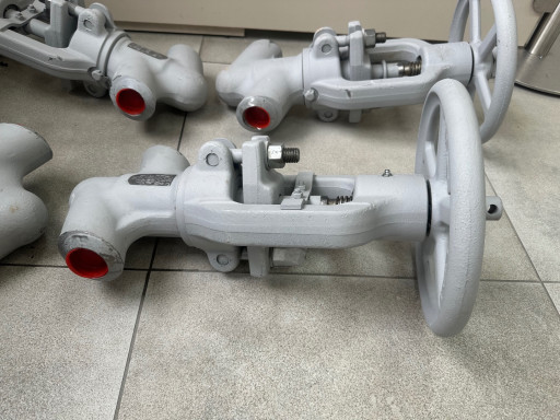 Продам срочно, клапан 10​53-50 новые