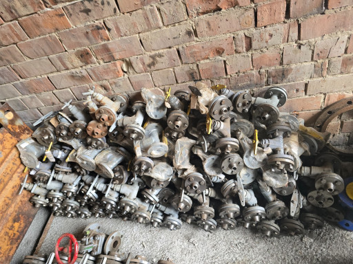 Продам вентиль разные пр​имерно 300 шт