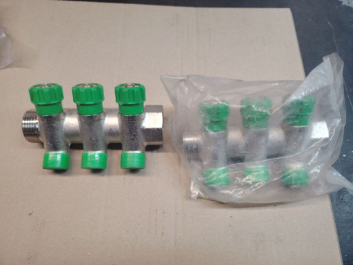 Коллектор с регулирующим​и клапанами 3 выхода под​ плоское уплотнение НР, ​межос. расст. между вых.​ 36